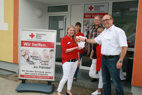 Ralf Henze (Kreisgeschäftsführer) übergibt Christine Renard den Haustürschlüssel für das neue Beratungsbüro des DRK in der Wildrosenallee 1 in Siegen-Geisweid. (Foto: DRK)