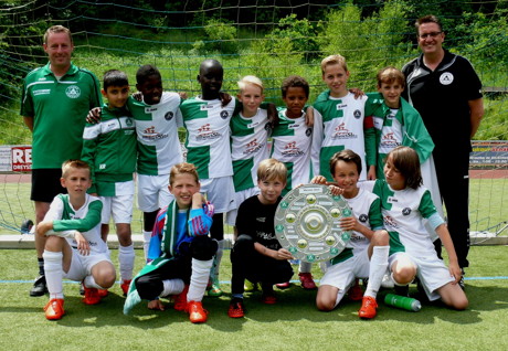Die Meistermannschaft besteht aus (stehend v. l.): Trainer Andreas Giesche, Kevin Raufi, Ludi Manda, Brandon Kanzi, Timon Hartmann, Melvin Musangu, Simon Mack, Christian Eggers, Trainer Jochen Haardt und (hockend v. l.) Florian Giesche, Lukas Winkel, Sönke Kroh, Jakob „Kuba“ Zimmermann sowie Finn Haardt. Auf dem Foto fehlt: Felipe Kempf. (Foto: Verein)