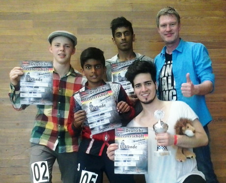Das erfolgreiche Team des Tanzkreis Siegen mit Dariusz Szkodny, Siyan Thiru, Santhos Thiru, Angelo Antona Ulloa und Udo Ossenbühl (Foto: Tanzkreis)