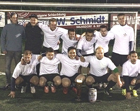 Spannende Spiele lieferten sich die Teams bei der Erzquell Soccer Night in Wilden – es siegten "Romans Brüder". (Foto: VfB Wilden)
