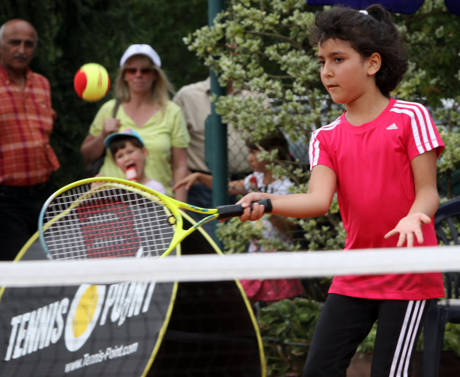 Neda Aghapour (TC Siegen), die bei den U8-Fortgeschrittenen Zweite beim Eichener Turnier 2014 wurde. (Foto: REWE-CUP Pressestelle)