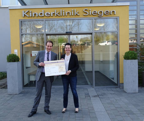 Steffen Gross, Marketingleiter der Siegener Dometic Group & Stefanie Wied, Geschäftsführerin der DRK-Kinderklinik Siegen bei der Spendenübergabe. (Foto: Dometic)