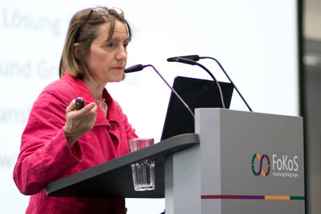 Schweizer Ökonomin Irmi Seidl sprach im Siegener FoKoS über die Wachstumsfixierung westlicher Industrienationen und warum wir lernen müssen, mit weniger Wirtschaftswachstum zu leben. (Foto: Janine Taplan)