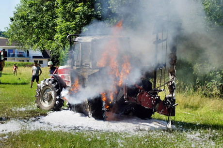 2015-06-30_Wilnsdorf-Oberdielfen_Traktor in Vollbrand_Foto_Hercher_1