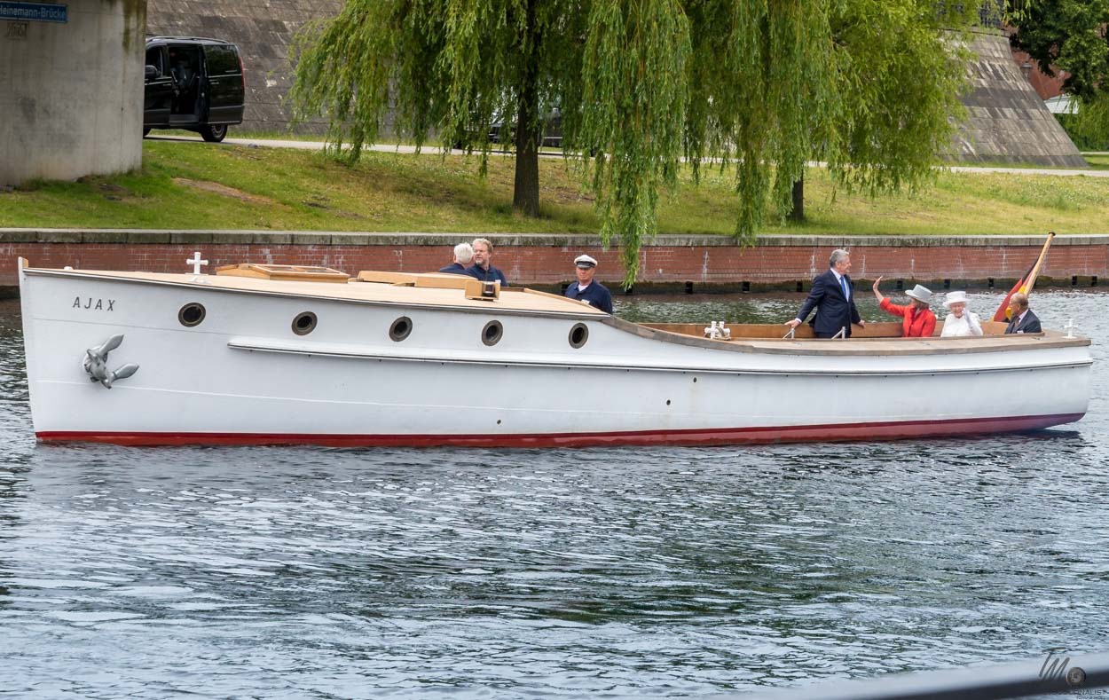 Am Mittwoch 24.06.2015 fuhr Queen Elizabeth II. gemeinsam mit ihrem Mann Prinz Philip, Bundespräsident Joachim Gauck sowie dessen Lebensgefährtin mit einem Boot vom Schloss Bellevue über die Spree zum Paul-Löbbe-Haus in Berlin Foto: © www.fotojournalist.berlin