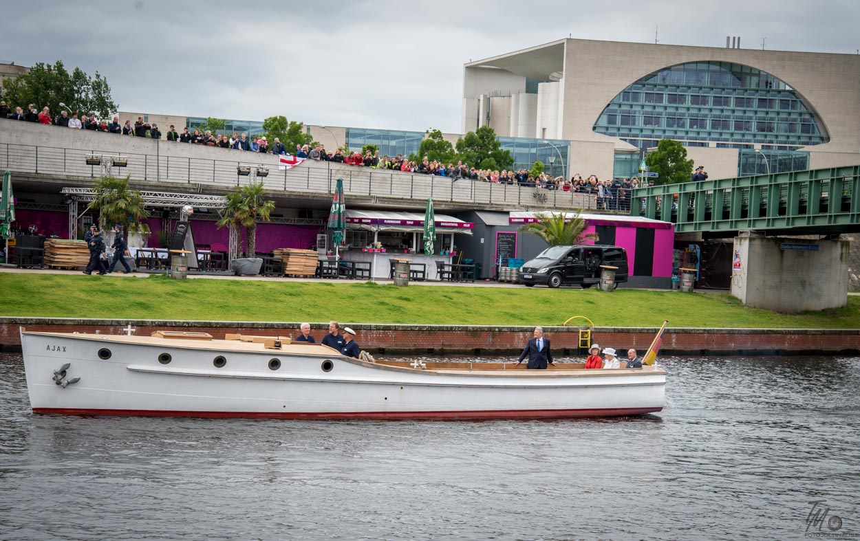 Am Mittwoch 24.06.2015 fuhr Queen Elizabeth II. gemeinsam mit ihrem Mann Prinz Philip, Bundespräsident Joachim Gauck sowie dessen Lebensgefährtin mit einem Boot vom Schloss Bellevue über die Spree zum Paul-Löbbe-Haus in Berlin Foto: © www.fotojournalist.berlin