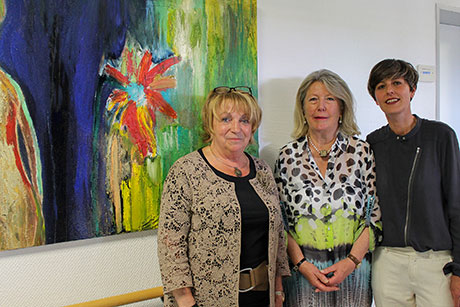 Organisatorin Gaby Wertebach sowie die Künstlerinnen Verena Stagl-Vomhof und Jasmin Luise Hermann (von links) | Foto: Diakonie Klinikum