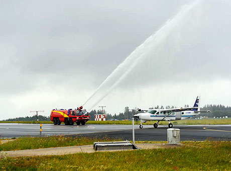 Feuchter Willkommensgruß: Auch der große Tanker der Airport-Feuerwehr stand zur Begrüßung bereit und empfing den Ankömmling mit einer kalten Dusche. Foto: Stefan Gessner