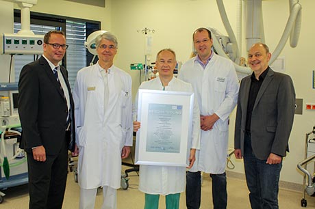 Verwaltungsleiter Christian Lohmann freut sich mit Chefarzt Dr. Ulrich Nordmeyer (Klinik für Anästhesie, Intensivmedizin, Schmerztherapie und Notfallmedizin), Chefarzt Dr. Michael Palm (Klinik für Unfall-, Hand- und Orthopädische Chirurgie), Oberarzt Dr. Michael Pausch (Klinik für Unfall-, Hand- und Orthopädische Chirurgie) sowie Robert Weller vom Qualitätsmanagement über die erneute Zertifizierung