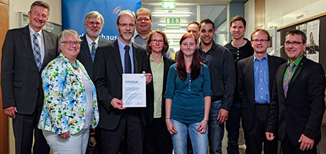 Dr. Norbert Völker (r.) überreichte Prof. Dr. Karsten Kluth das Teilnahme-Zertifikat an der Initiative „Maschinenhaus – Campus für Ingenieure“ | Foto: © Uni Siegen
