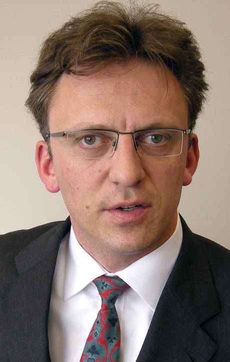 PD Dr.-Ing. Bernhard Eidel sucht Nanostäbchen aus Aluminium oder anderen Metallen, die bisherige Materialien im Automobilbau oder in der Medizin ersetzen sollen. (Foto: Uni)