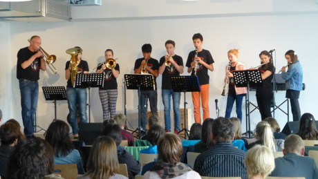 Mit dem Abschlusskonzert der ersten Bläserklasse der Gemeinschaftsschule Burbach beendeten die Ensemblemitglieder jetzt ihr zweijähriges Projekt. (Foto: Gemeinde Burbach)
