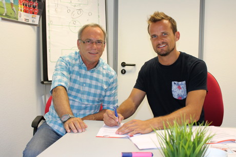 Sportvorstand Reiner Jakobs (l.) und Torwart Dominik Poremba (r.) bei der Vertragsunterzeichnung. (Foto: Sportfreunde Siegen)