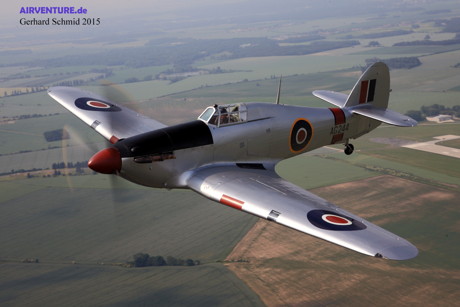 Die Hawker „Hurricane“ gibt in Breitscheid ihr deutsches Airshow-Debüt. Da schlagen die Herzen der „Heavey-Metal-Fans“ unter den Luftfahrtfreunden höher. Diese Maschine ist in den Farben der „Rhodesien Air Force“ lackiert und wird von einem 1600 PS starken Rolls Royce-Merlin-Motor angetrieben. (Foto: Gerhard Schmid)