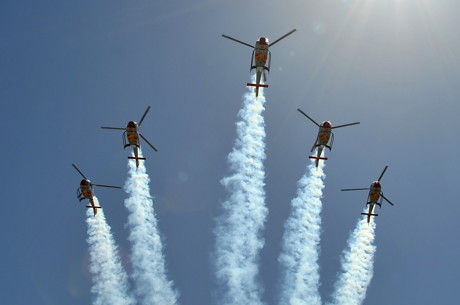 Erstmals auf einem deutschen Flugtag zu bestaunen: Die PatrullaAspa der spanischen Luftstreitkräfte. Mit ihren fünf „Colibri“-Europcopter liefern die Heli-Piloten eine spektakuläre Show. (Foto: Veranstalter)