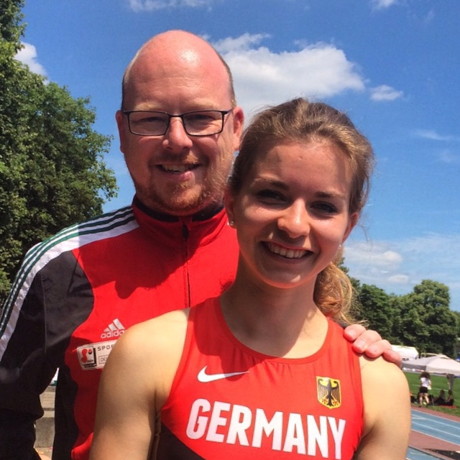 CLV-Sprinterin Nina Braun und ihr Trainer Daniel Kring freuen sich auf die Wettkämpfe bei der U20 EM in Schweden. (Foto: CLV)