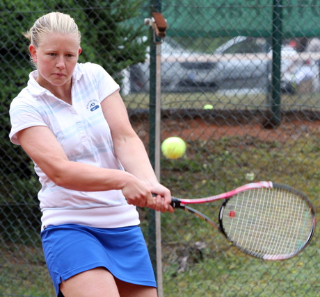 Damen-Titelverteidigerin Katharina Fedler (TuS AdH Weidenau), die mit einem lockeren 6:1, 6:0 gegen ihre Vereinskollegin Petra Canpolat ins Halbfinale einzog. (Foto: Altenseelbach Open-Pressebüro)