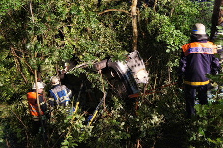 2015-07-19_Siegen_B54_Lindenberg_VUP_MANV_Pkw Böschung runter_5 Verletzte_Hercher_04