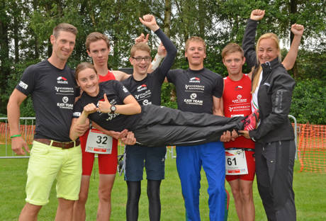 EJOT Team v.l.n.r.: Carsten Wunderlich, Marco Hoffmann, Jakob Schwarz, Jonas Hoffmann, Christopher Stötzel, Claudia Wunderlich und auf Händen getragen wird Hanna Jung.
