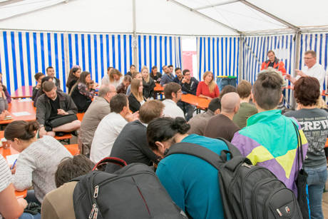 Mehr als 50 freiwillige Helferinnen und Helfer sind dem Aufruf des AStA und der Universitätsleitung nachgekommen und bieten ihre Unterstützung an. (Foto: Uni)