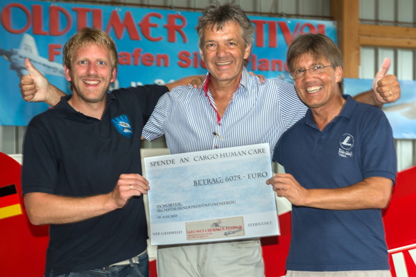 „Touchdown“ auf Siegerland: Fokko Doyen (Mitte), der Präsident von „Cargo Human Care“, freute sich über die 6075-Euro-Spende. Den Scheck überreichten für die Organisatoren des Oldtimerfestivals Thomas Holz (r.) und Torsten Wied (l.). (Foto: Elfi Jung)