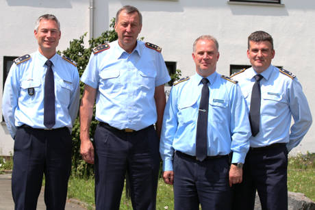 Generalleutnant Joachim Wundrak (2. v. l), Kommandeur des Zentrum Luftoperationen in Kalkar, besuchte kürzlich den Einsatzführungsbereich 2 in Erndtberück und wurde durch (v.l.) den Leiter der Einsatzgruppe, Oberstleutnant Jörg Wagener, den Kommandeur des Einsatzführungsbereich 2, Oberstleutnant Lars Hoffmann und den Leiter des Lehr- und Verfahrenszentrums, Oberstleutnant Lars Gehlhaar über aktuelle Themen des Verbandes informiert. (Foto: Daniel Heinen)