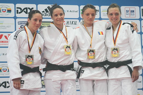 Die Medaillengewinnerinnen -48 kg : v.l. Katharina Menz, GER , Melodie Vaugarny, FRA, Violeta Dumitru, ROU und Julia Rotthoff, GER (Foto: Verein)