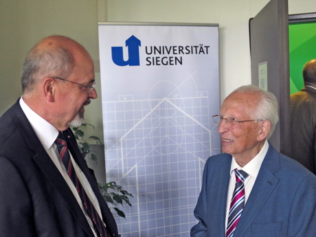 Prof. Dr. Gero Hoch (l.) mit dem Gründungsrektor der Universität Siegen Prof. Dr. Artur Woll. (Foto: Uni)