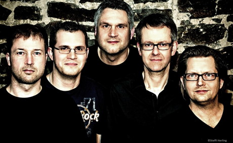 Wie schon bei „Rock im Zelt 2014“ stehen die Lokalmatadoren Grandmamas Backside auf der Bühne im historischen Zelt.