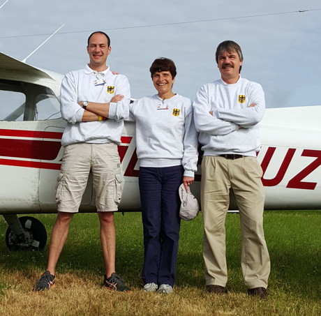 Robert Deppe (links) und Marcus Ciesielski (rechts) haben die Farben der LSG Breitscheid bei der Präzisionsflug-WM in Dänemark würdig vertreten. Mit der Deutschen Equipe (in der Mitte Teammanagerin Astrid Ciesielski) belegten die Westerwald-Piloten Rang 5. (Foto: LSG)