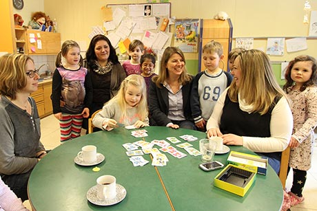 Wilnsdorfs Bürgermeisterin Christa Schuppler (m.) besuchte den Wilgersdorfer Kindergarten St. Josef. Leiterin Sonja Mrozewski (h.l.) zeigte der Bürgermeisterin u.a. den U3-Anbau der Einrichtung. | Foto: Stadt Wilnsdorf