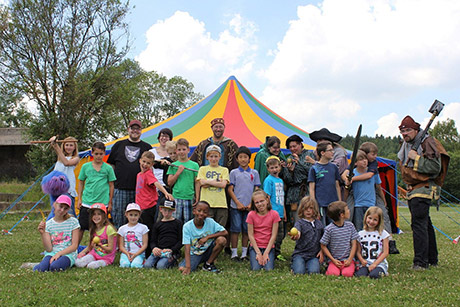 Im Sommercamp auf dem Erfahrungsfeld „Schön und Gut“ erleben die Kinder märchenhafte Abenteuer. | Foto: Stadt Siegen