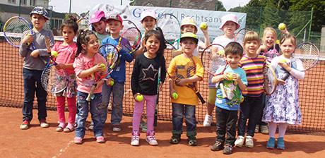 Anschließend besuchten die Kindergartenkinder den Tennisplatz | Foto: Stadt Kreuztal
