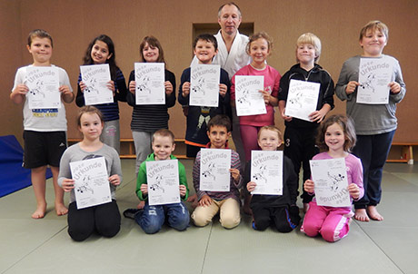 Das Foto zeigt die erfolgreichen Schüler mit ihrem Judolehrer Bernd Stausberg | Foto: Verein