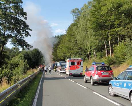 LKW-Vollbrand-Motorradunfall