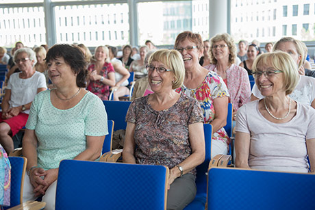 Das Programm war vielfältig und abwechslungsreich. Es gab viel Wissenswertes zu erfahren, aber auch viel Heiteres zu hören. Foto: BAGSO / C. Hemmerich