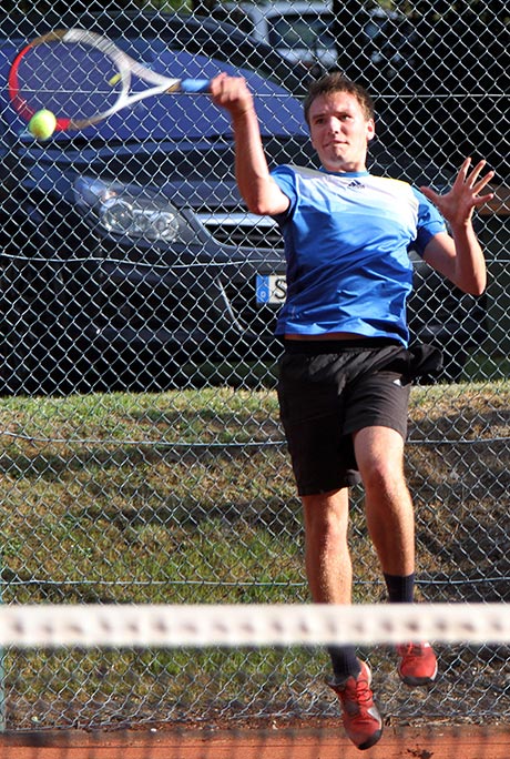 Pascal Schmitt (TC Wilgersdorf), der in der 1. Runde mit 1:6, 6:0, 10:1 gegen Andreas Bardi (TC Bad Vilbel) gewann. | Foto: Verein