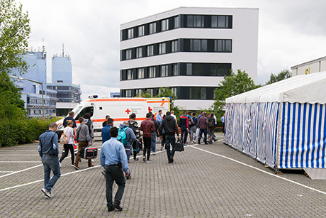 Die ersten Flüchtlinge erreichen die Sporthalle | Foto: Stadt Siegen