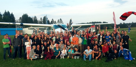 Ende gut, alles gut: Sprungwochen-Finale auf dem Breitscheider Flugplatz. Die Skydiver haben wieder aus dem Vollen schöpfen können. (Foto: Jürgen Heimann)