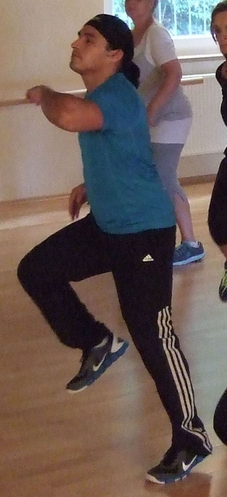 Der lateinamerikanischer Tanztrainer Antonny Silva Gamboa freut sich sein Programm weitergeben zu können. (Foto: KTC)