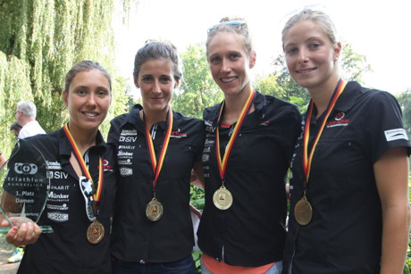 Damen nach Siegerehrung von links nach rechts Emmie Charayron, Julie Nivoix, Svenja Bazlen, Theresa Baumgärtel.