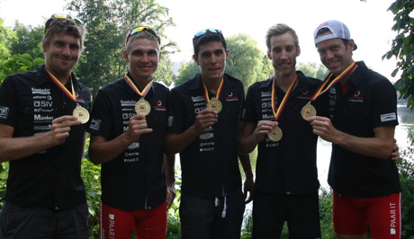 Herren nach Siegerehrung von links nach rechts David McNamee, Ivan Vasiliev, Anthony Pujades, Johnny Zipf, Sven Riederer