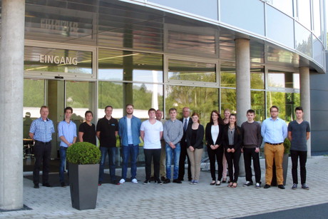 Die vierzehn neuen Auszubildenden der Hees Bürowelt Gruppe sowie Ausbildungsleiter Herrn Kölsch und Kuttig IT-Systemhaus Mitarbeiter Harry Schingen. (Foto: Hees)