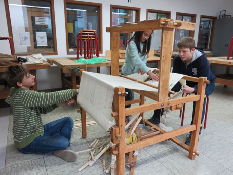 „Ein Webstuhl macht Geschichte“: Bei dem Projekt an der Realschule am Oberen Schloss setztendie Schülerinnen und Schüler auf Teamarbeit. (Foto: Stadt Siegen)
