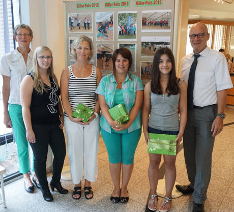 v.l.n.r.: Juliane Scheel (Stadtsparkasse Hilchenbach), Carina Roth (AOK Nordwest), die Gewinnerinnen Anke Roth, Christiane Pütz und Laura Marie Bauer sowie Jochen Groos (AOK Nordwest). (Foto: Sparkasse)