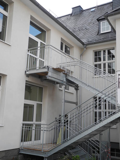 Der Altbau der Grundschule Burbach verfügt jetzt über einen zweiten Fluchtweg mit dem Anbau einer Fluchttreppe. (Foto: Gemeinde)