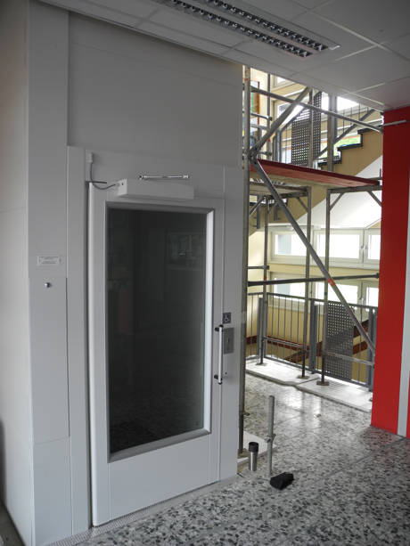 Im Rahmen der Inklusion wurde in den Sommerferien ein neuer Personenaufzug im Gebäudekomplex 1 der Gemeinschaftsschule installiert. (Foto: Gemeinde)
