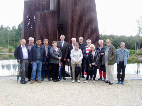Mitglieder der Siegener SPD-Fraktion besuchten jetzt das Erfahrungsfeld SCHÖNUNDGUT auf dem Fischbacherberg. Projektleiter Herman Schmid (r.) führte die Fraktionsmitglieder über das Gelände und erläuterte die einzelnen Entwicklungsschritte. (Foto: SPD)