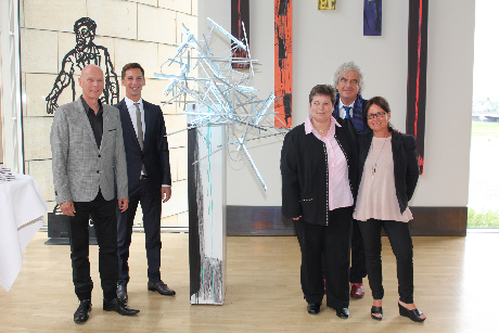 Der Siegener Künstler Lutz Dransfeld (l.) stellt im Düsseldorfer Landtag aus. Bei der Ausstellungseröffnung waren Landrat Andreas Müller (2.v.l.), Tanja Wagener, MdL, (3.v.r.), Kreis-Kulturreferent Wolfgang Suttner und Regina Kemper, Mitarbeiterin SPD-Landtagsfraktion) dabei. (Foto: Kreis)