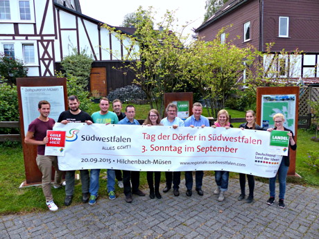 Vertreter der Müsener Dorfgemeinschaft, der Südwestfalen Agentur und der Stadt Hilchenbach freuen sich auf den Tag der Dörfer. (Foto: Stadt Hilchenbach)
